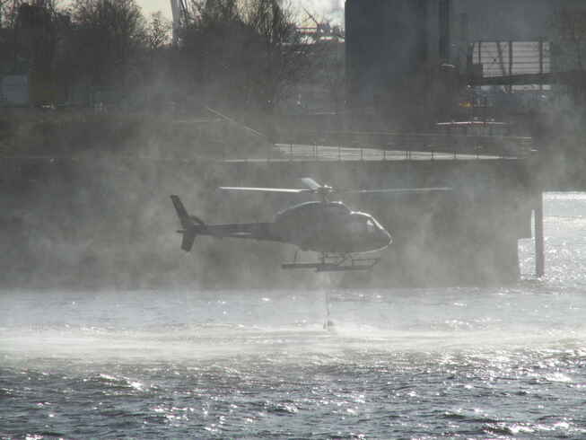D-HKMO über der Elbe