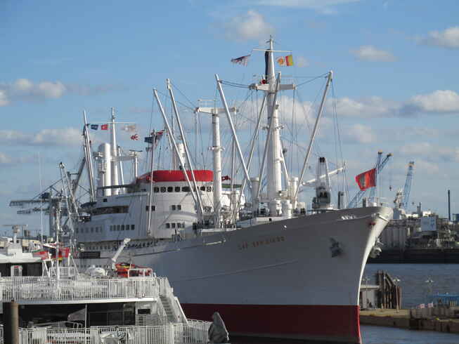 Die "Cap San Diego", ein fahrtüchtiges Museums-Frachtschiff