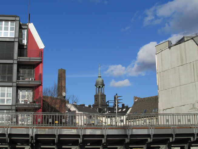 Michel, scheinbar eingeklemmt zwischen Häusern