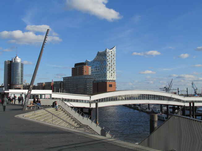 Elbphilharmonie von den Landungsbrücken aus gesehen