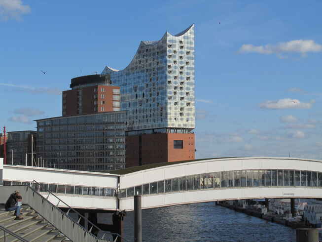 Elbphilharmonie von den Landungsbrücken aus gesehen (Zoom)