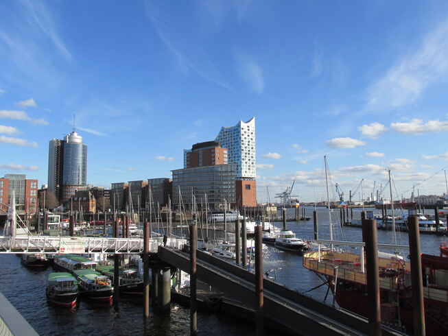 Elbphilharmonie und Himmel und Wasser