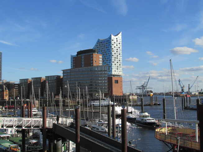 Elbphilharmonie und Himmel (Zoom)