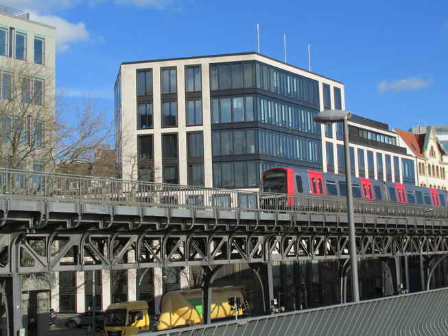 Die Hochbahn Hamburg auf einer Stahlkonstruktion nahe der Landungsbrücken